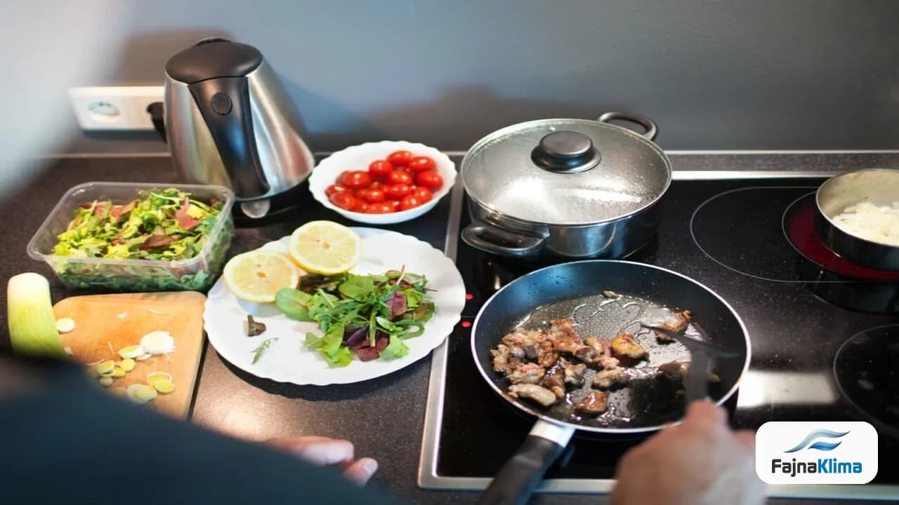 Kuchnia z aneksem i klimatyzatorem zamontowanym poza strefą pary oraz tłuszczu