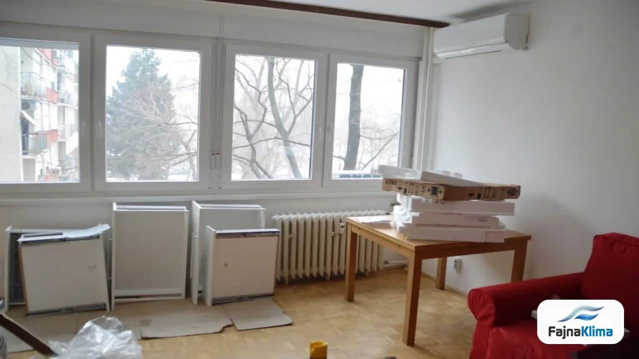 Montaż klimatyzacji w bloku z wielkiej płyty z jednostką zewnętrzną na balkonie